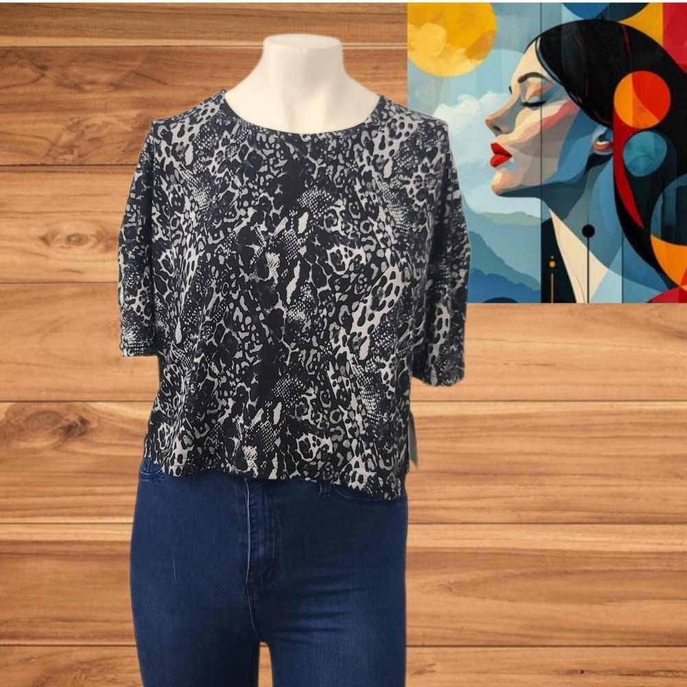 French Affair Women's Crop Top Size L Short‎ Sleeve Animal Print Blouse